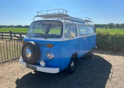Volkswagen T2B vóór restauratie, blauw-witte bus buiten