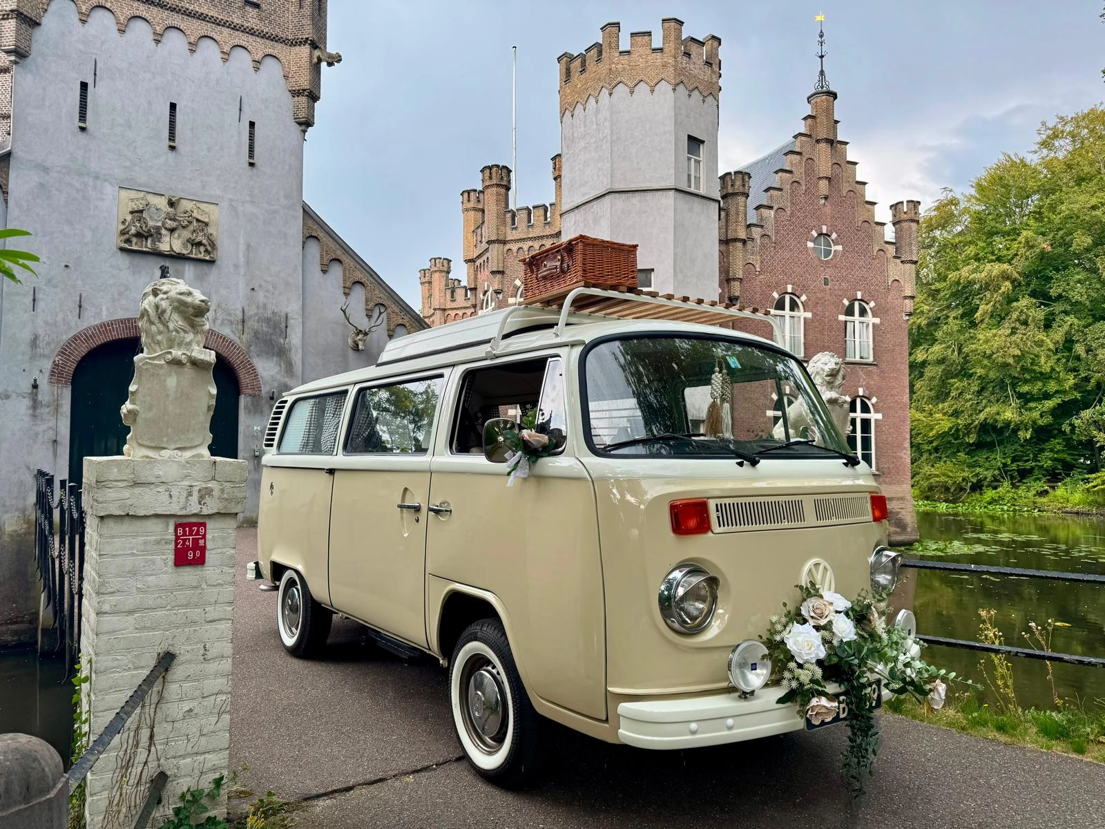 Volkswagen T2 onderweg als trouwbus in Brabant
