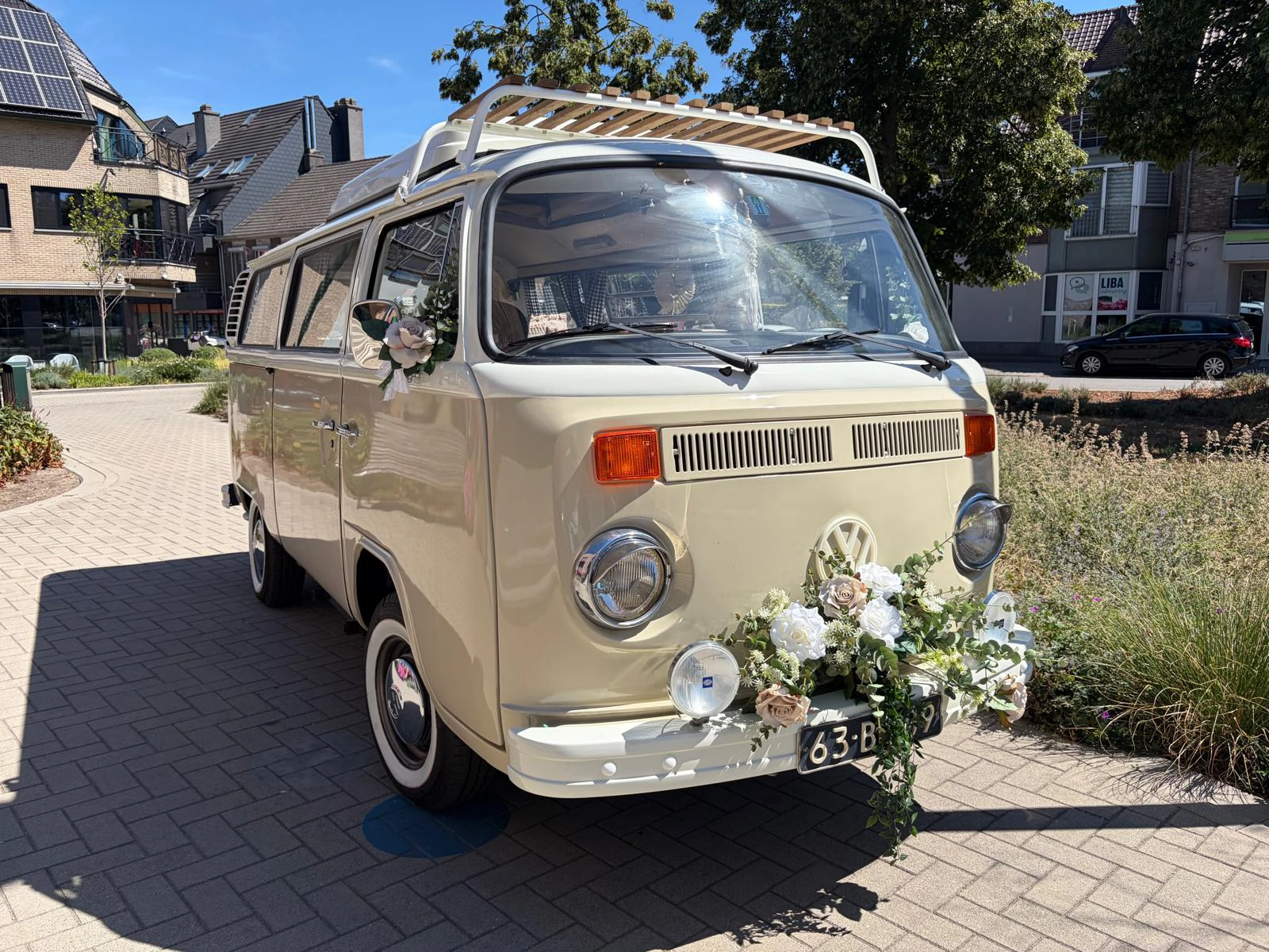 Volkswagen T2 met bloemen op de voorzijde